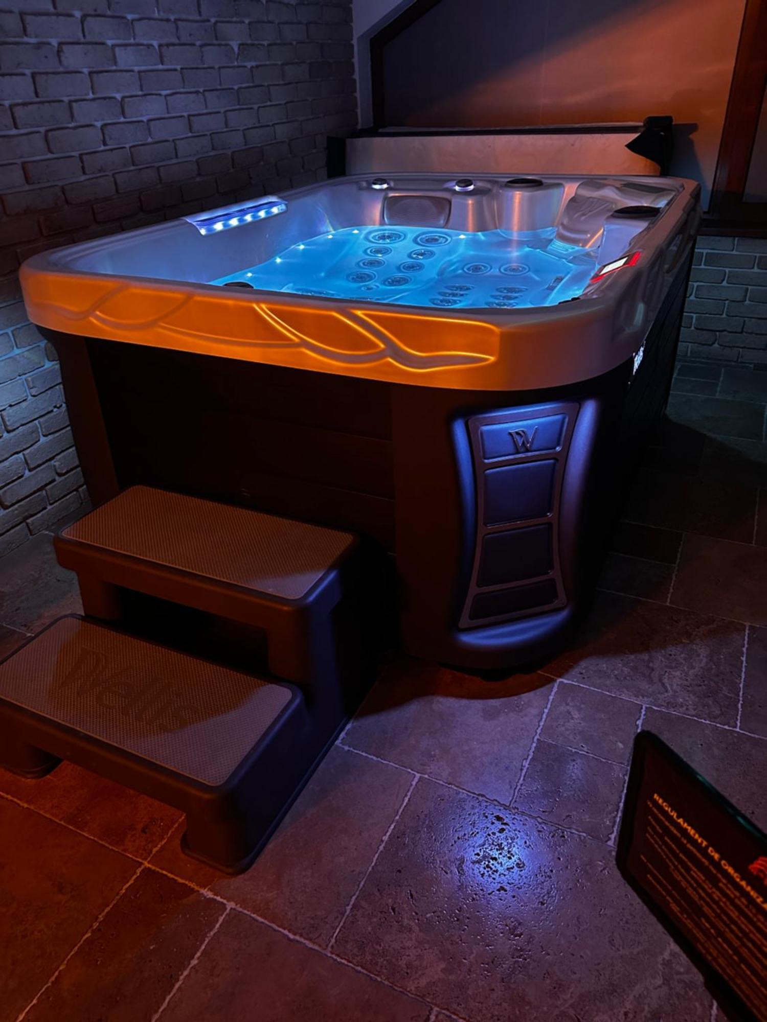 The Residence Central Jacuzzi Boutique (Adults Only) Cluj-Napoca Exterior photo