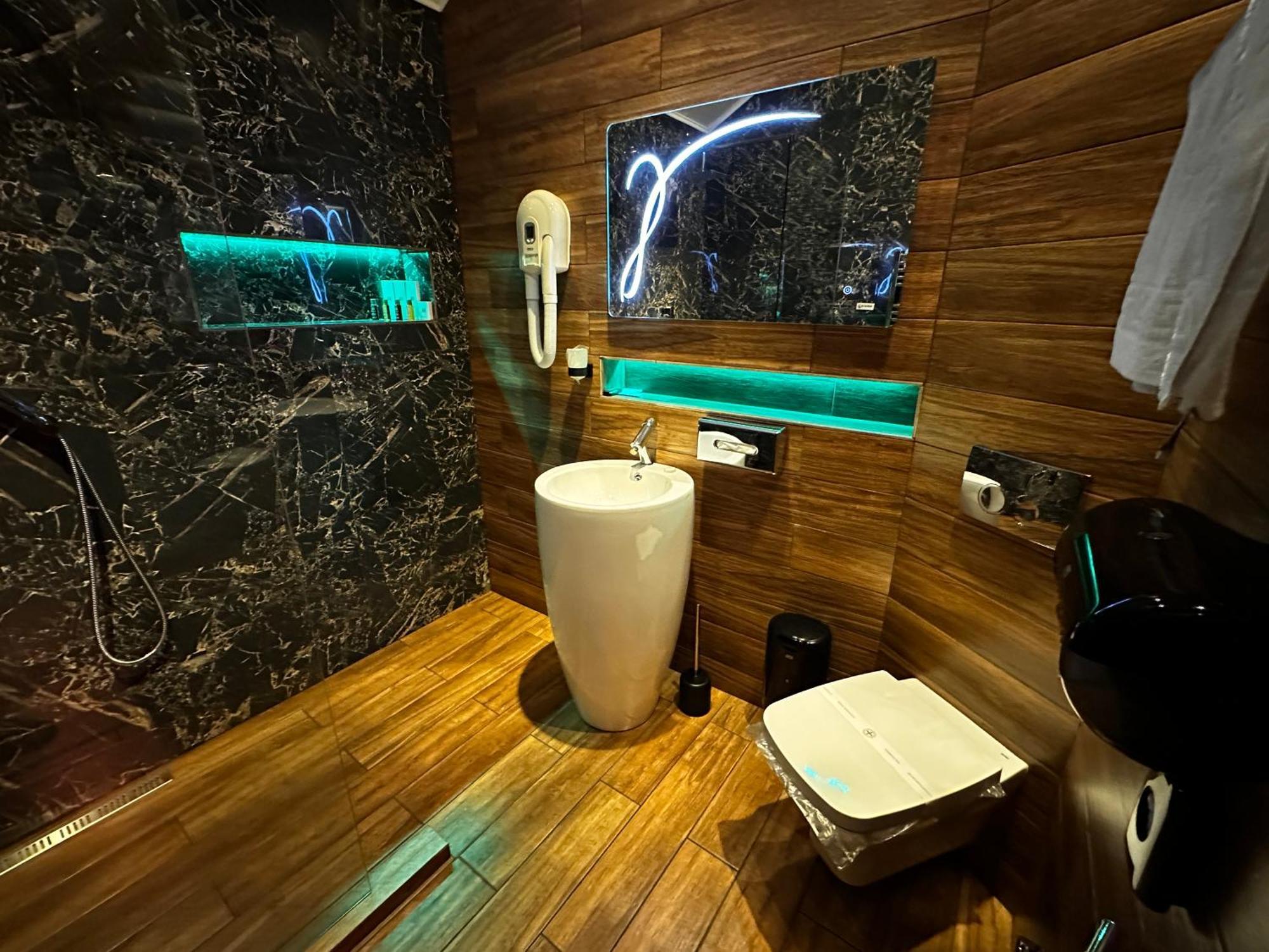The Residence Central Jacuzzi Boutique (Adults Only) Cluj-Napoca Exterior photo